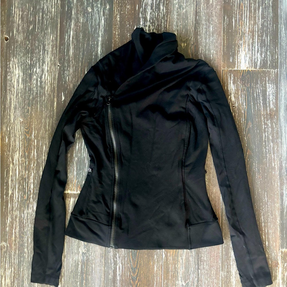 Black lululemon wrap zip up jacket 8. Pleated collar. Thumb holes.